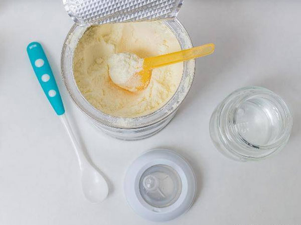 Những nguyên nhân khiến sữa bột bị vón cục và nổi bọt khi pha